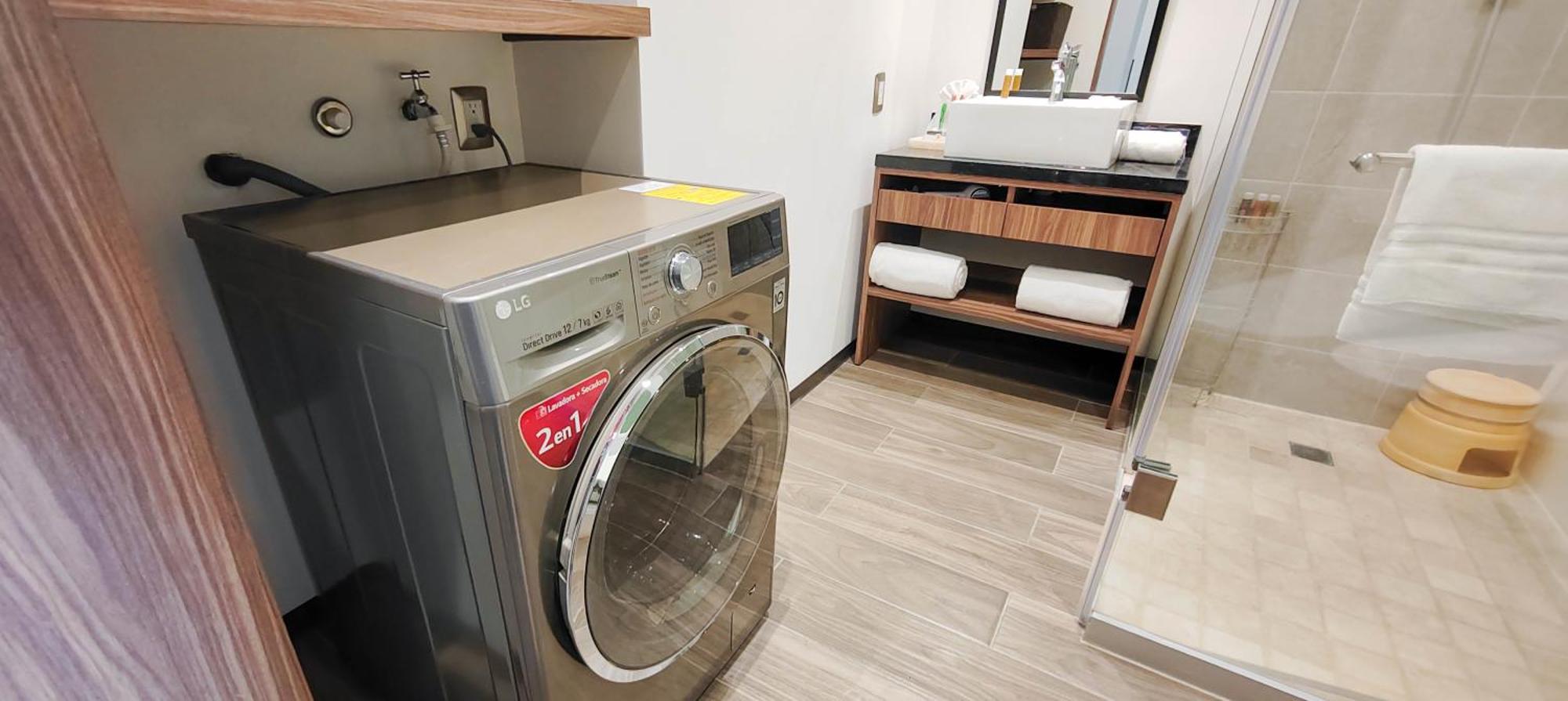 Fujitaya Queretaro 호텔 외부 사진 A washing machine in a hotel bathroom