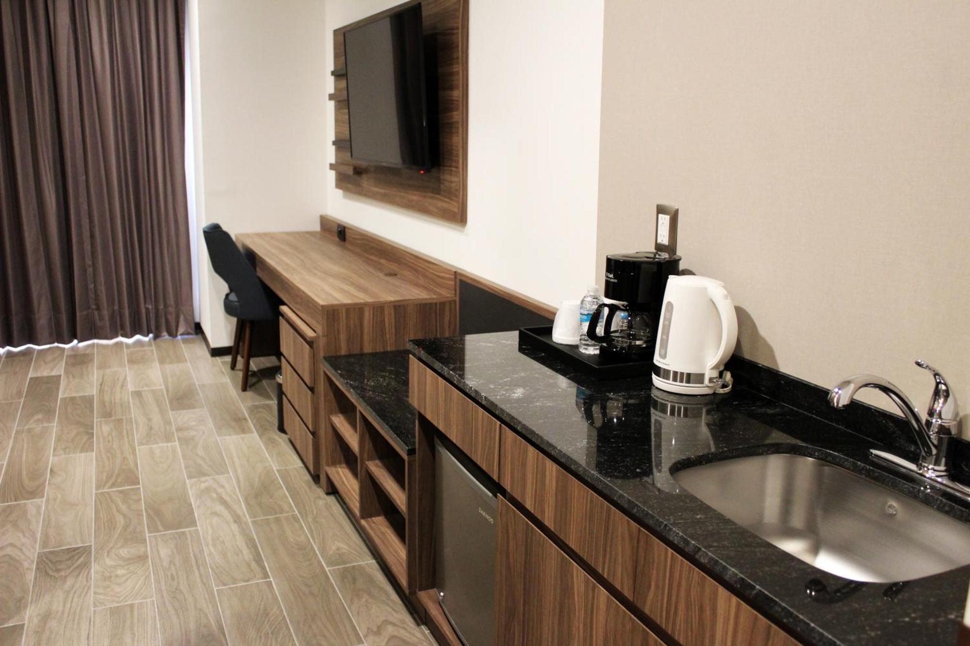 Fujitaya Queretaro 호텔 객실 사진 A kitchenette in a hotel room
